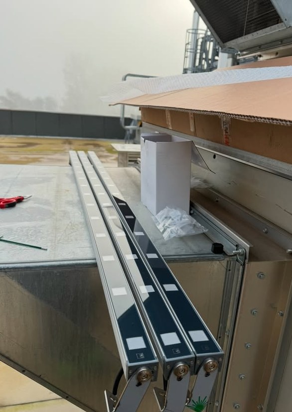 Installazione di profili LED per illuminazione in un cantiere civile a Bergamo
